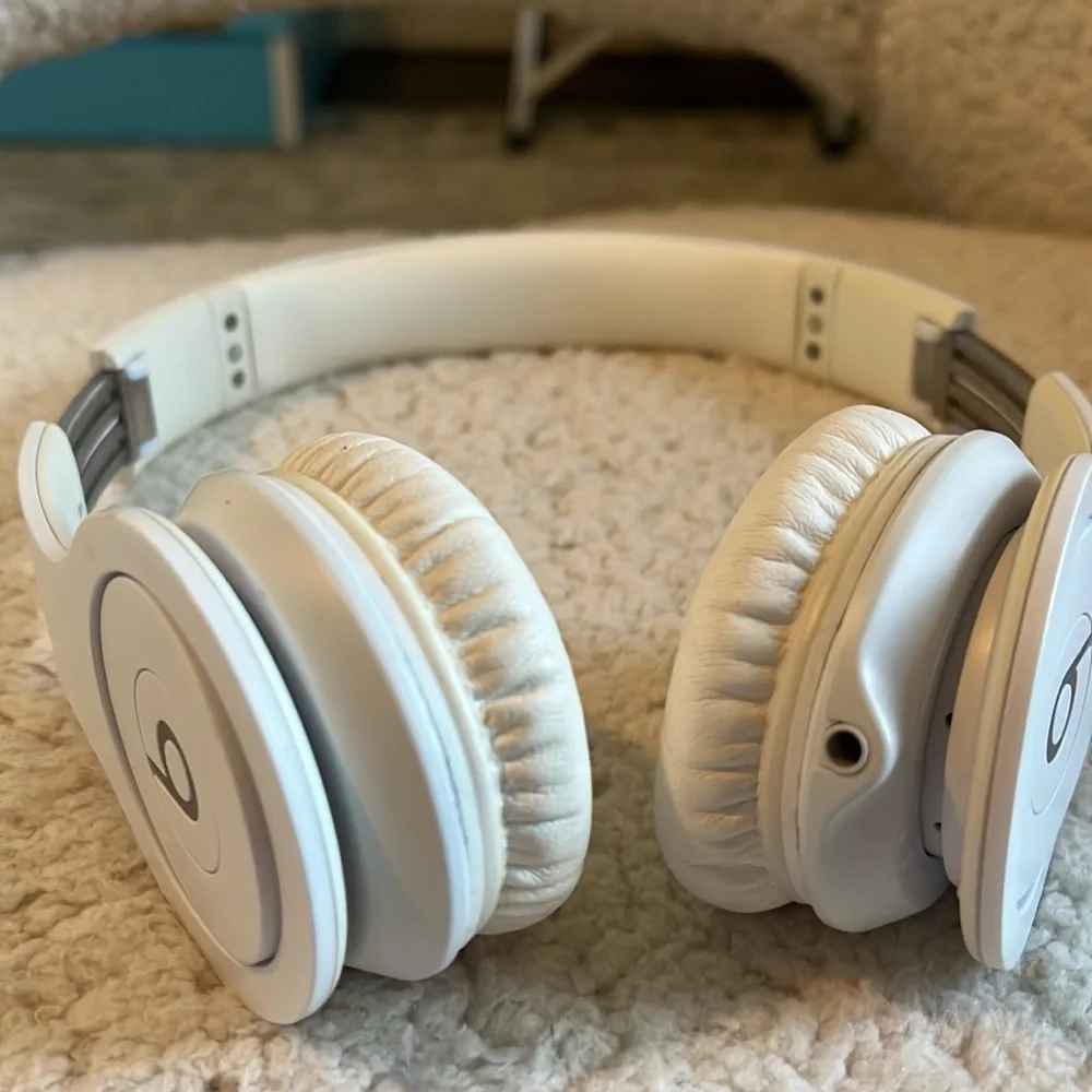 Beats By Dre Solo HD Headphones - Picture 9 of 12